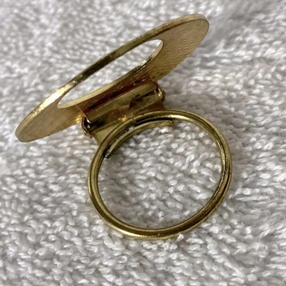 Vintage  Round Textured Gold Tone Scarf Clip - Picture 7 of 10